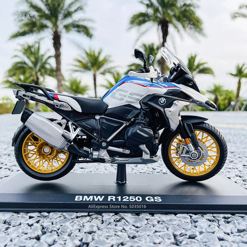 1:12  KTM 1290 Super Duke R Kawasaki Suzuki