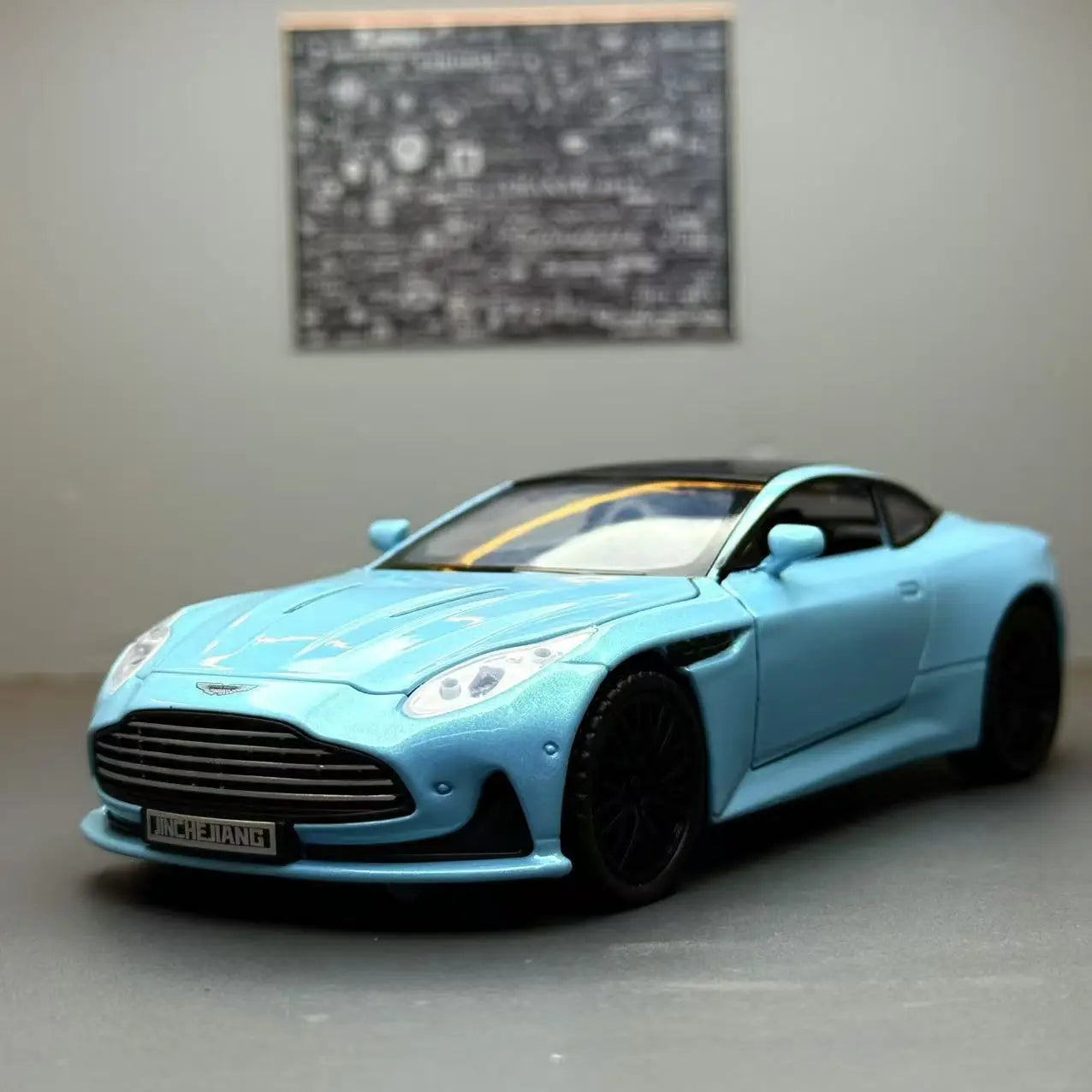 1:32 Aston Martin DB12