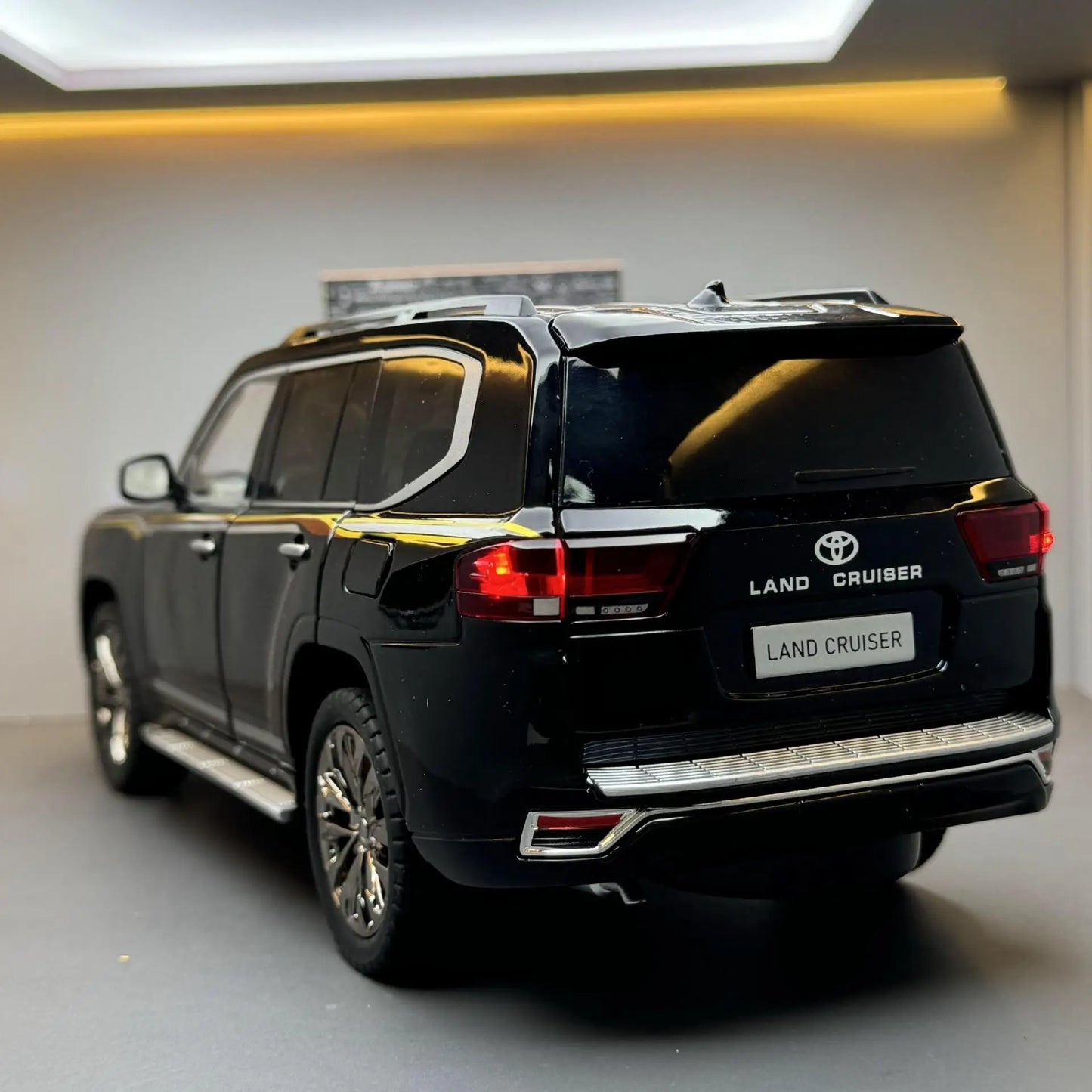 1:18 Toyota Land Cruiser LC300 ZX