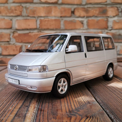 1:18 Volkswagen T4b Caravelle