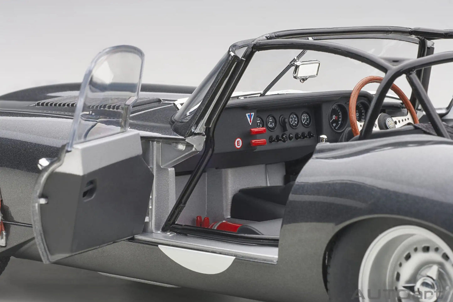 1:18 Jaguar Lightweight E-Type