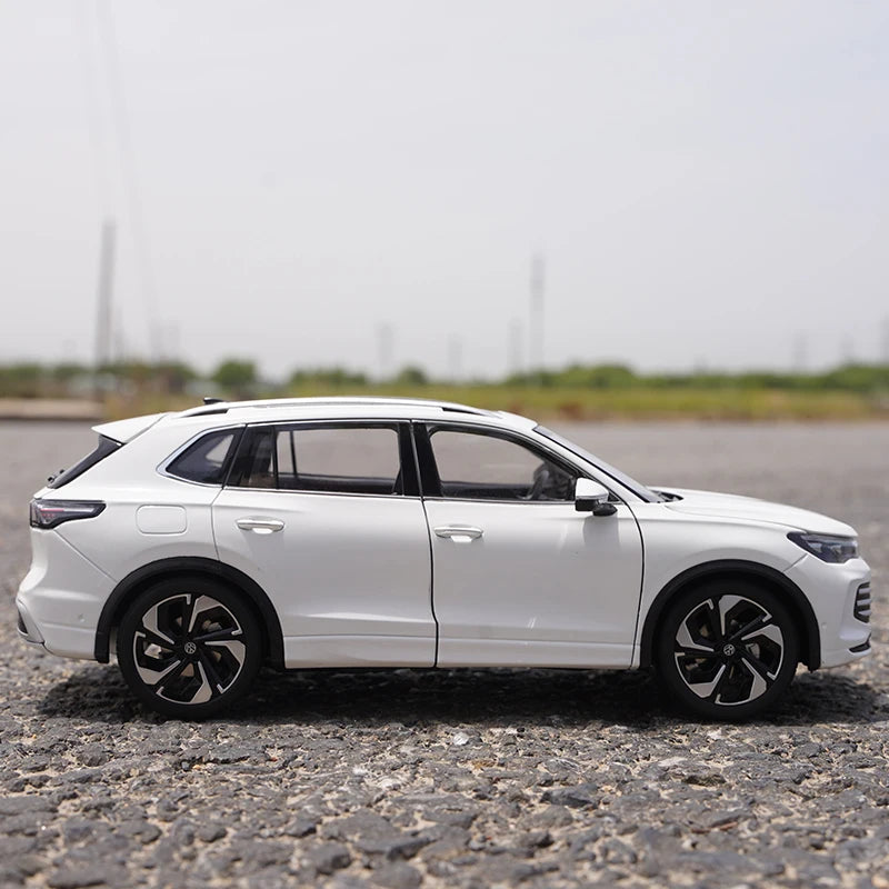 1:18 2025 VW Tiguan L PRO