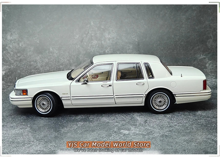 1:18 Lincoln TOWNCAR