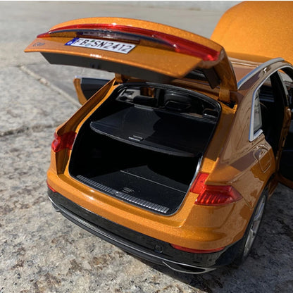 1:18 2018 AUDI Q8