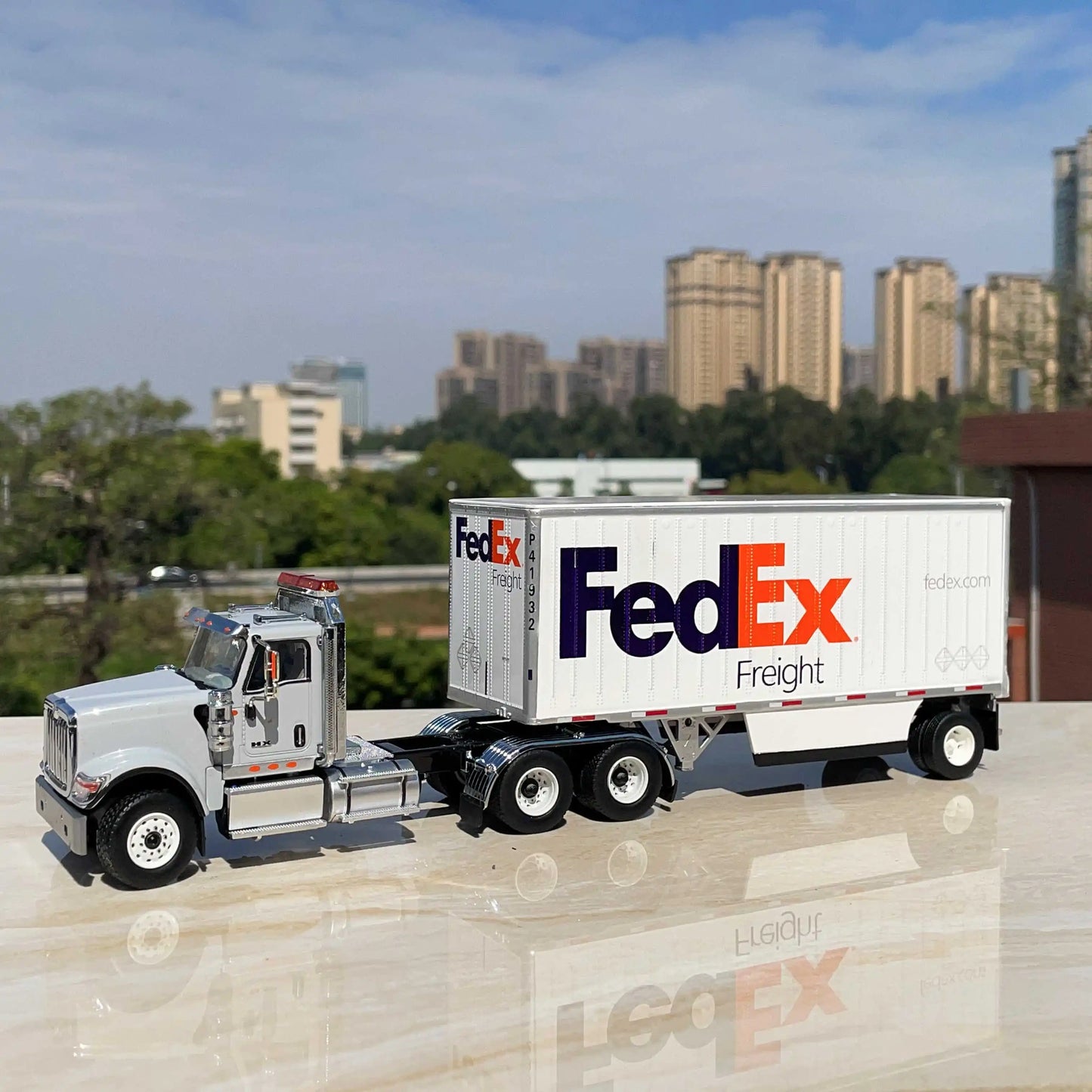 1:50 American Heavy-duty Truck