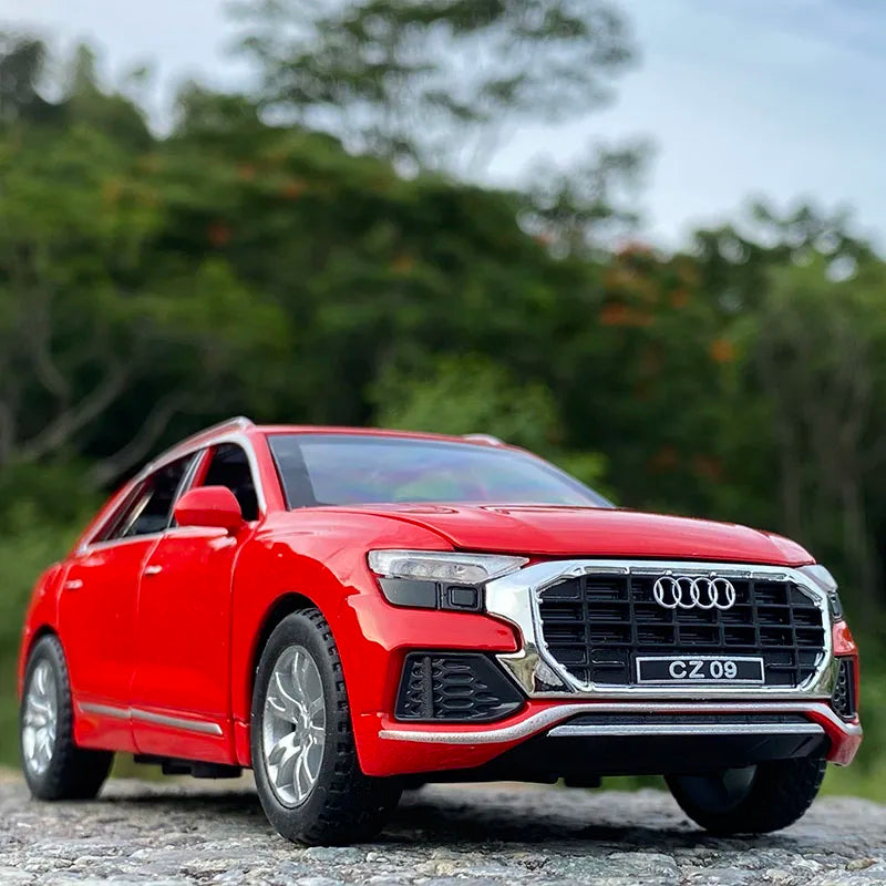1:32 AUDI Q8