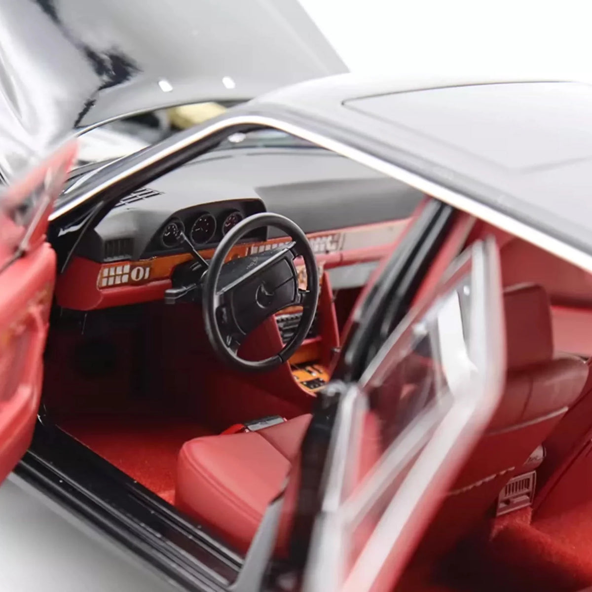 1:18 Mercedes-Benz S560 W126