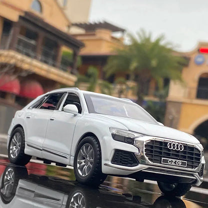 1:32 AUDI Q8