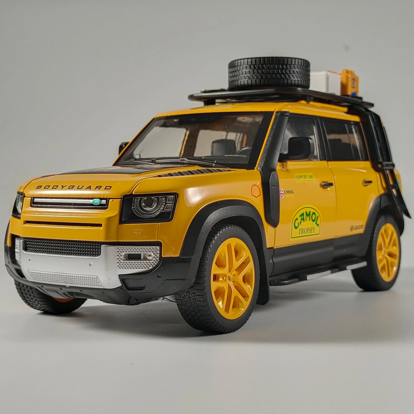 1:18 Land Rover Defender 110 Camel Cup Bay Edition