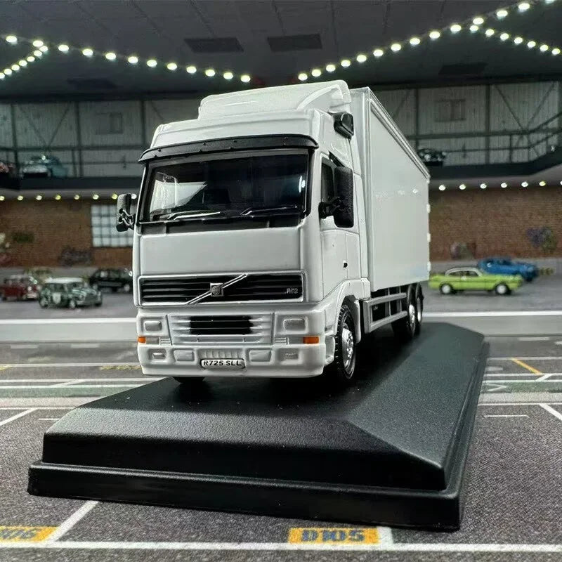 1:76 VOLVO FH Box Type Truck Model