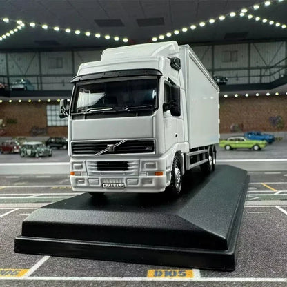 1:76 VOLVO FH Box Type Truck Model