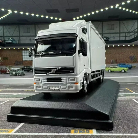 1:76 VOLVO FH Box Type Truck Model