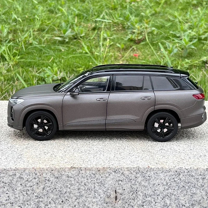 1:18 Audi Q6 2022 Light Edition