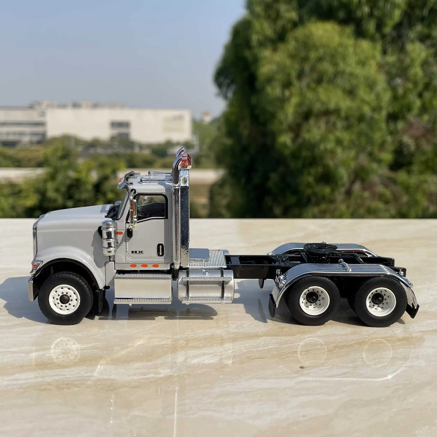 1:50 American Heavy-duty Truck
