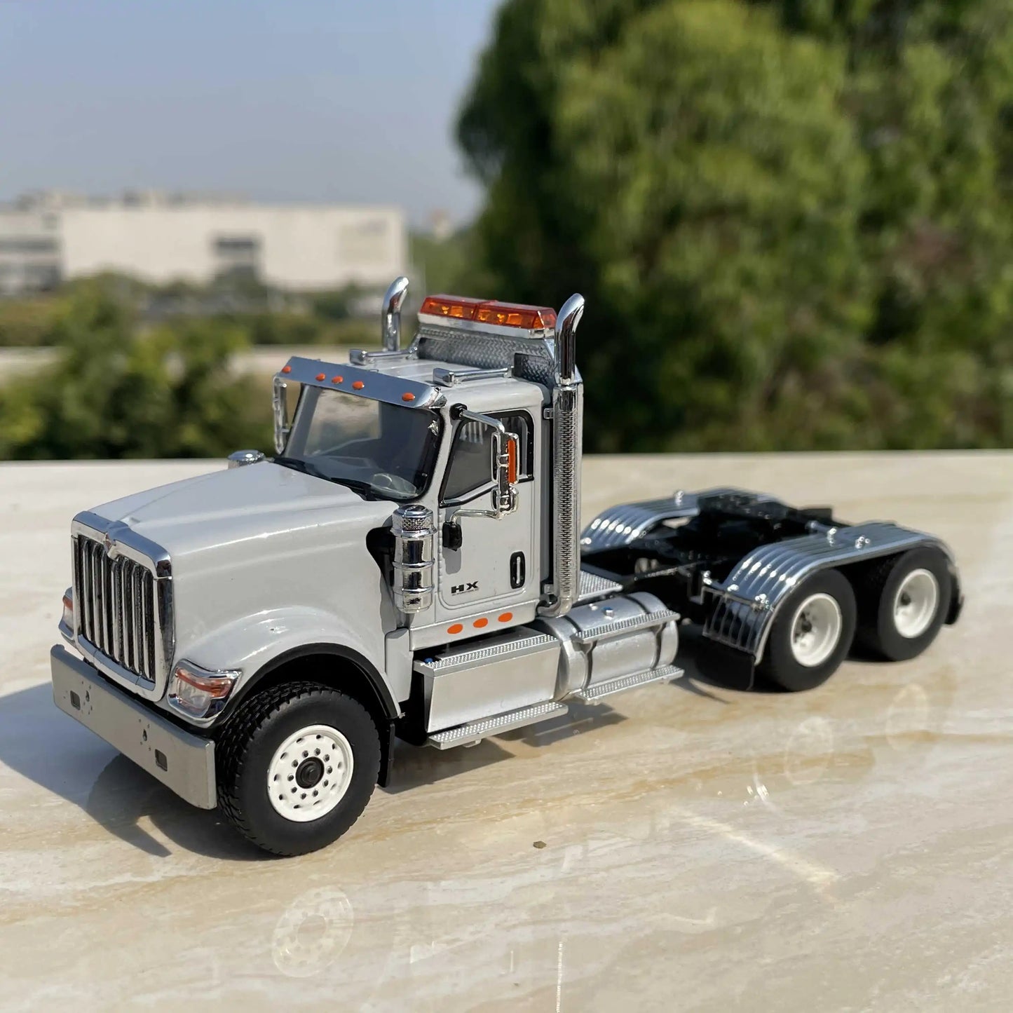 1:50 American Heavy-duty Truck