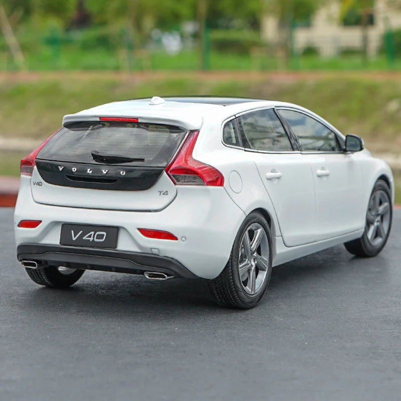 1:18 Volvo V40