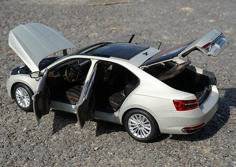 1:18 SKODA SUPERB