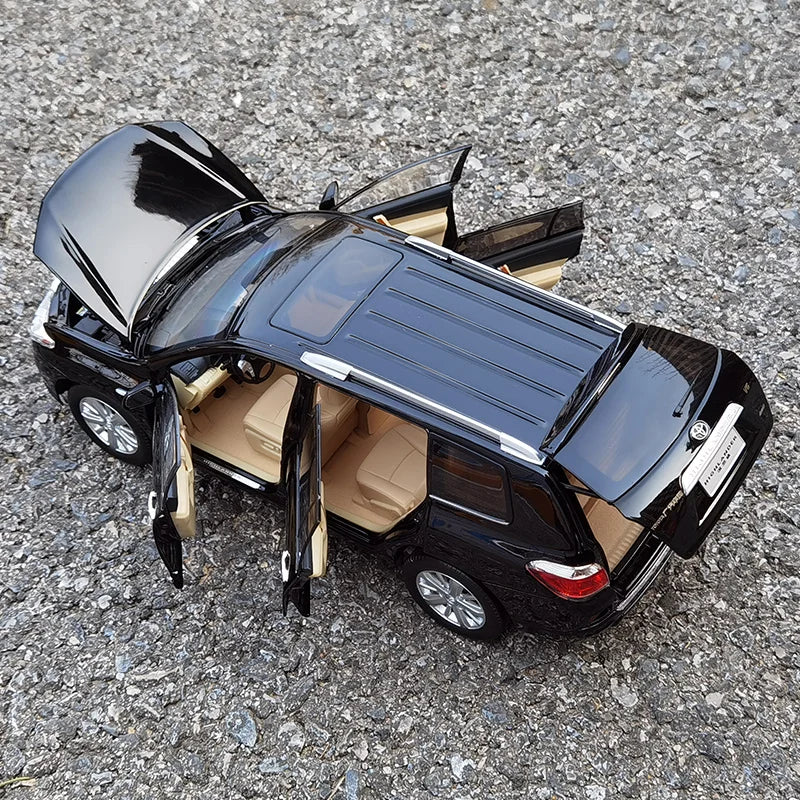 1:18 Toyota Highlander 2012