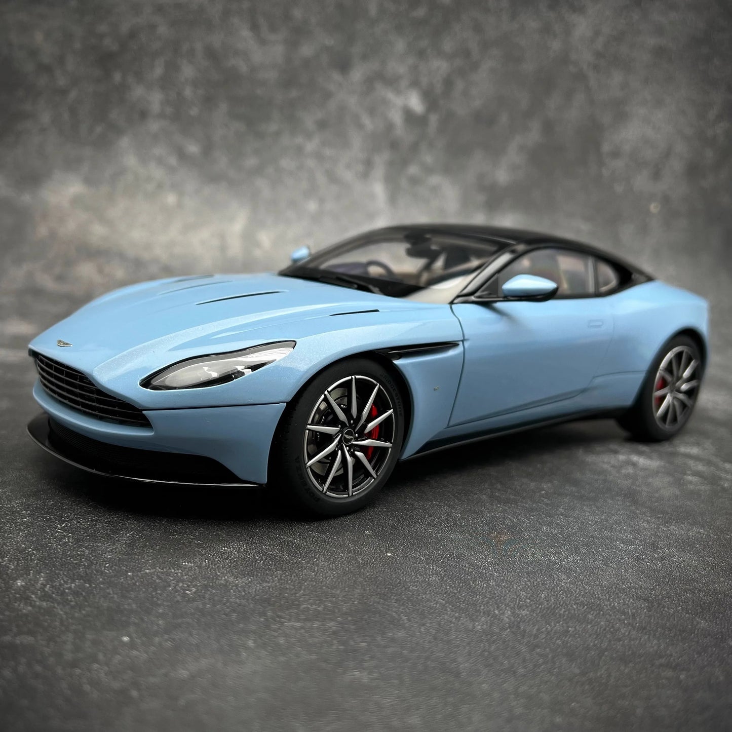 1:18 Aston Martin DB11