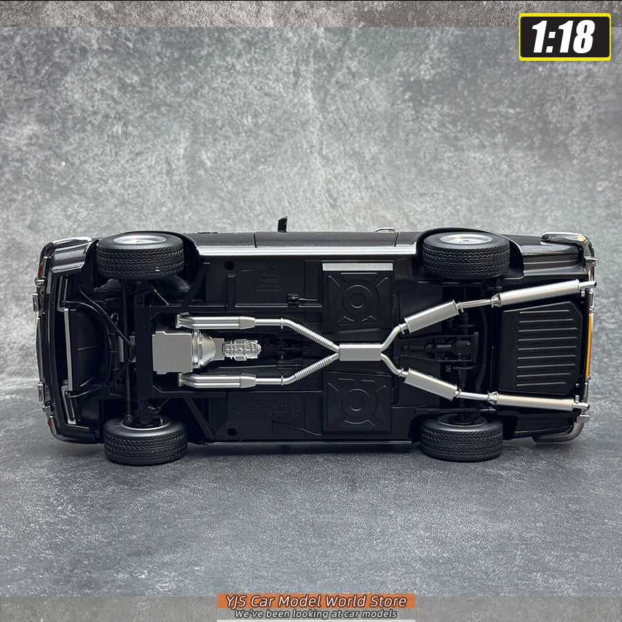 1:18 Aston Martin V8