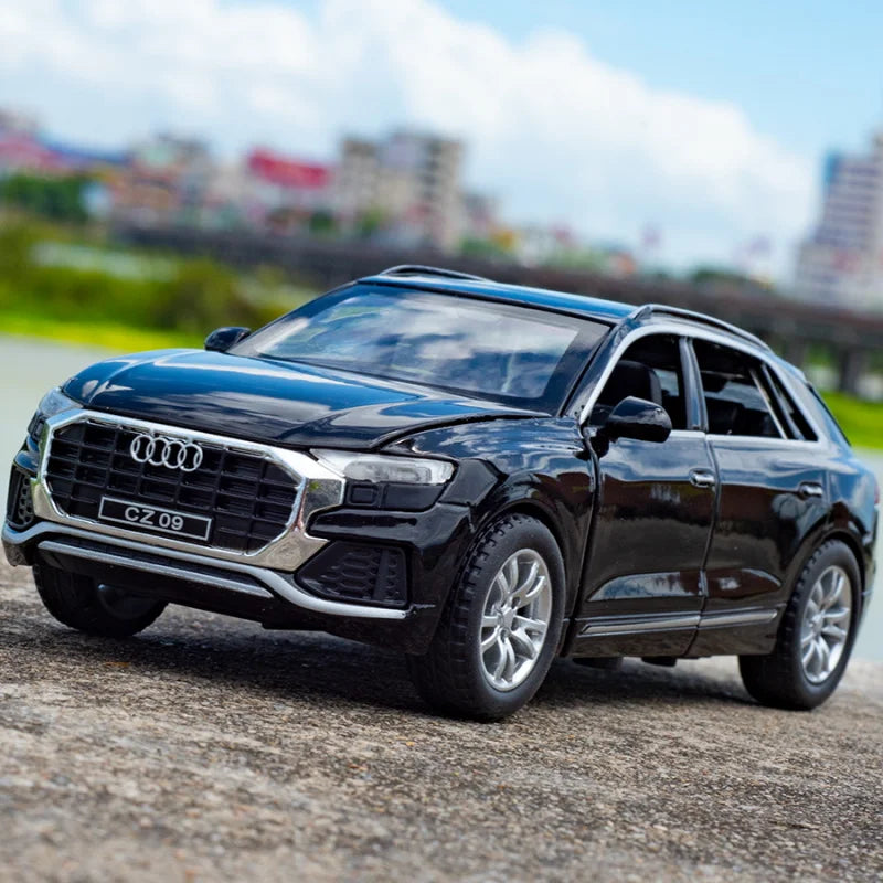 1:32 AUDI Q8