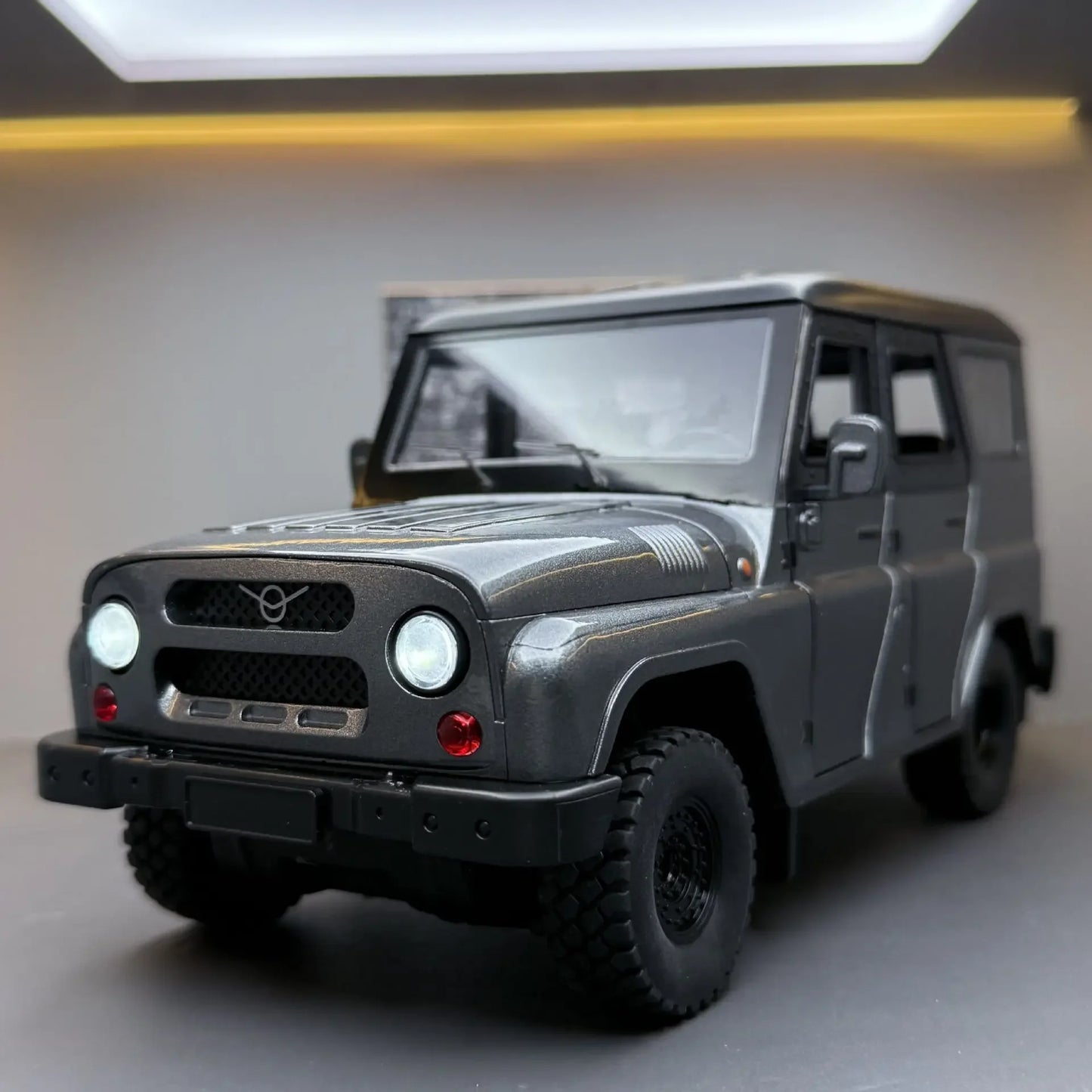 1:18 UAZ Hunter