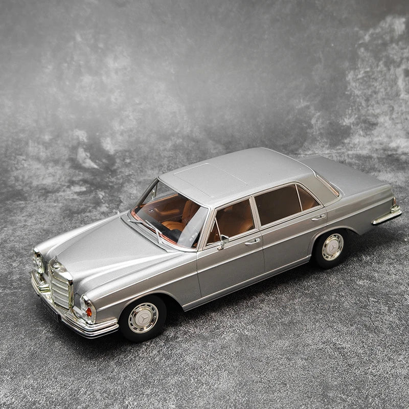 1:18 Mercedes-Benz 300 SEL