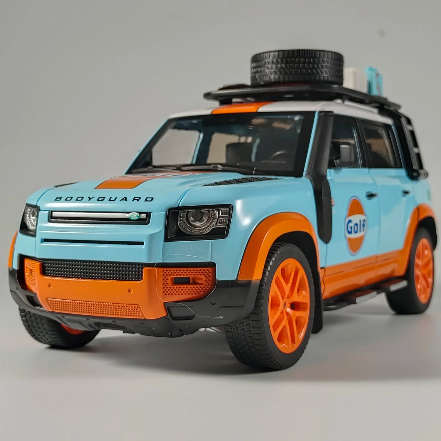 1:18 Land Rover Defender 110 Camel Cup Bay Edition