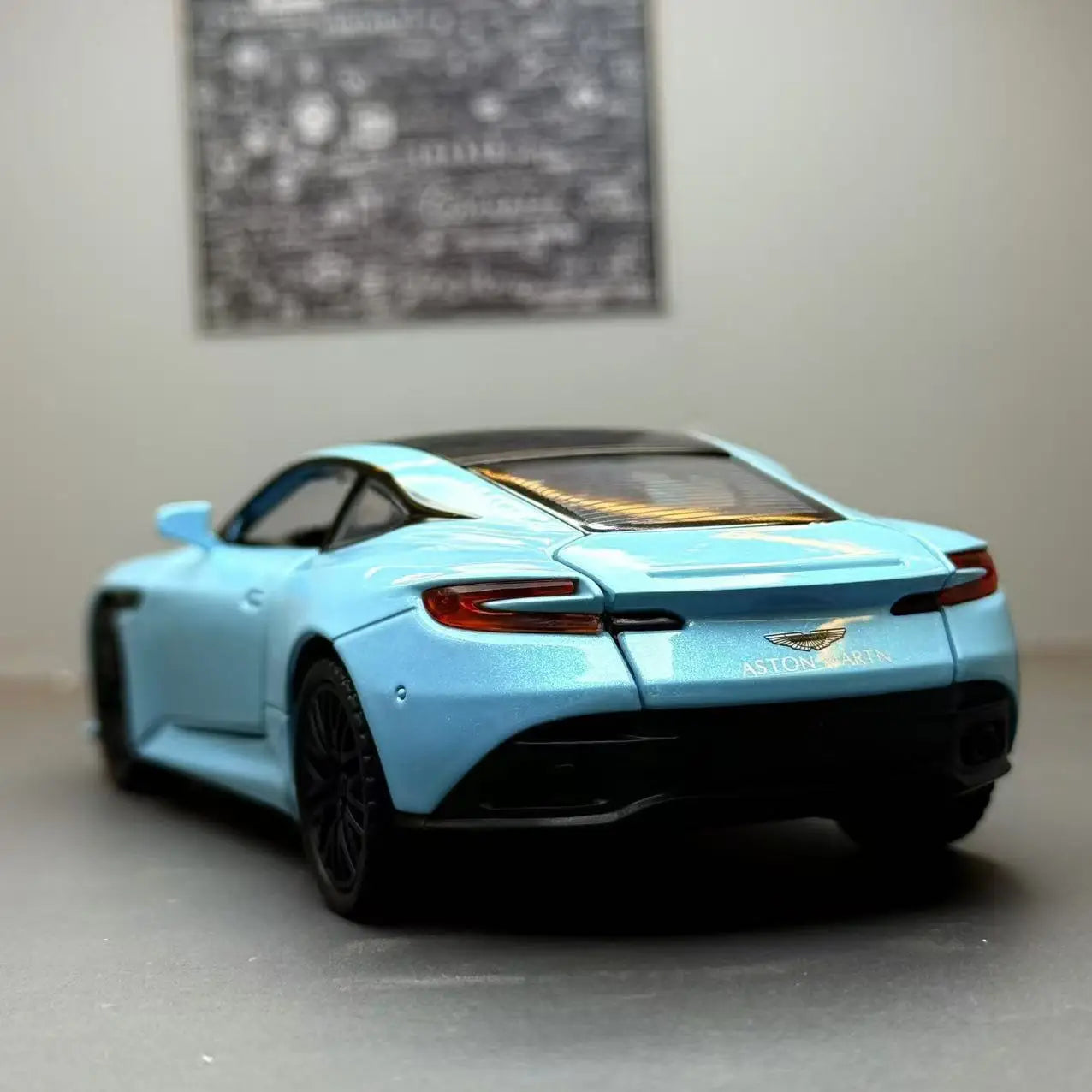 1:32 Aston Martin DB12