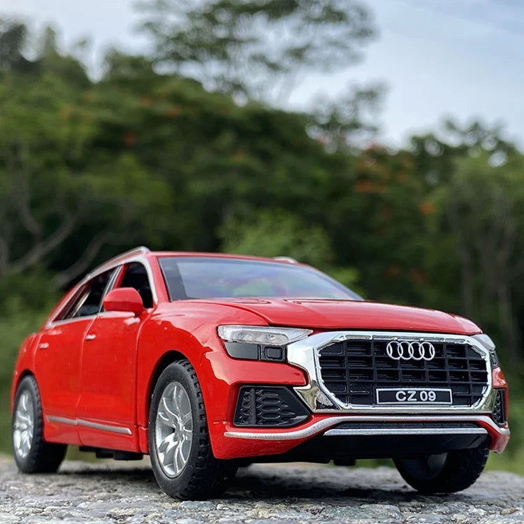 1:32 AUDI Q8