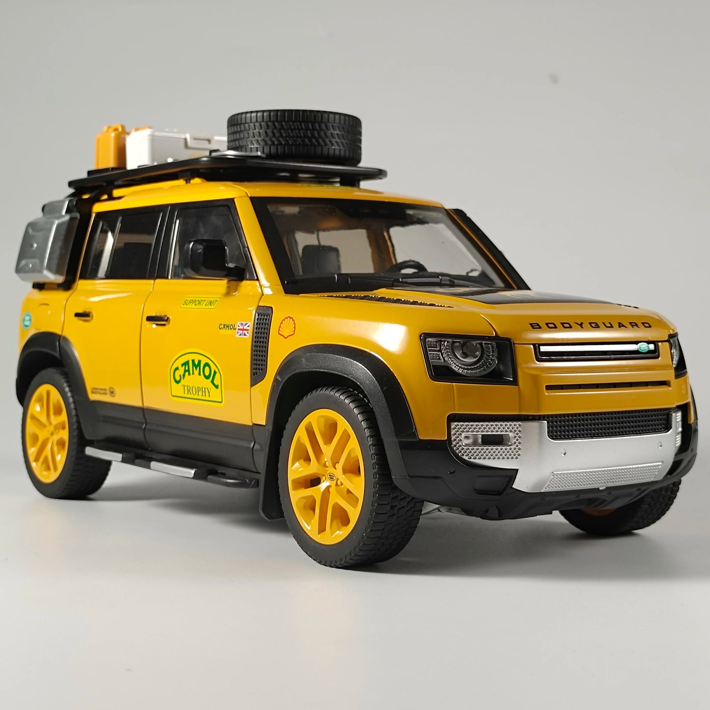 1:18 Land Rover Defender 110 Camel Cup Bay Edition