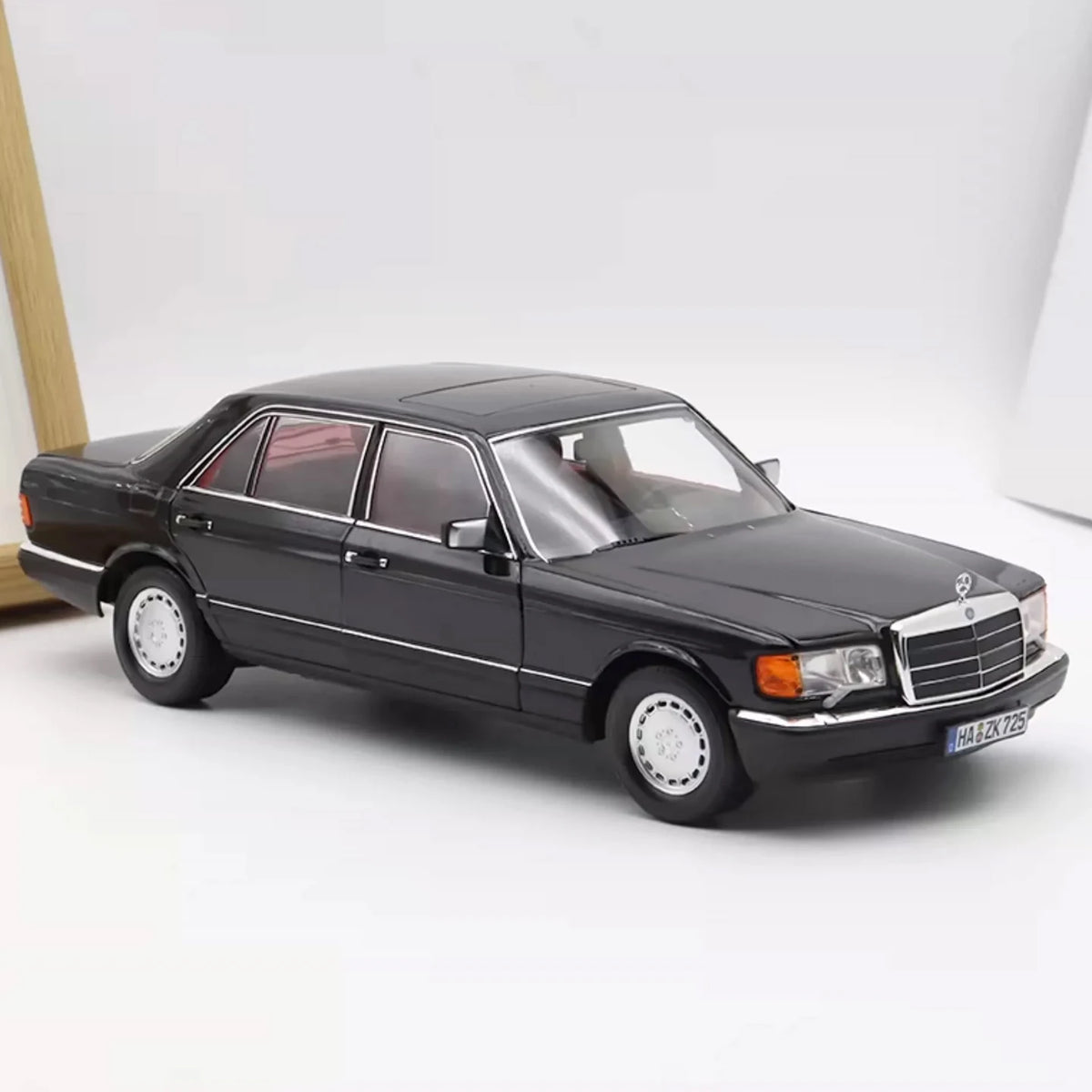 1:18 Mercedes-Benz S560 W126