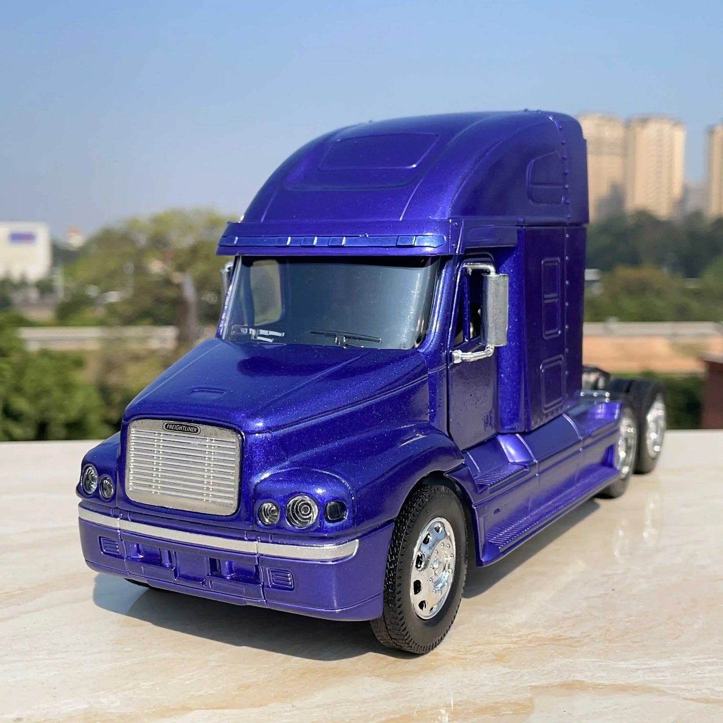 1:32 Freightliner Heavy Haul Tractor