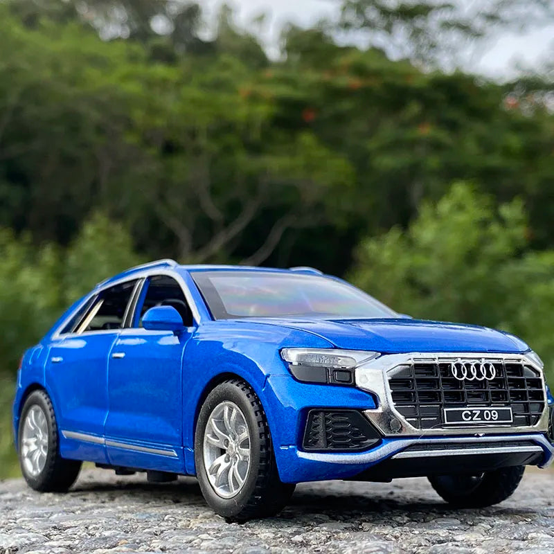 1:32 AUDI Q8