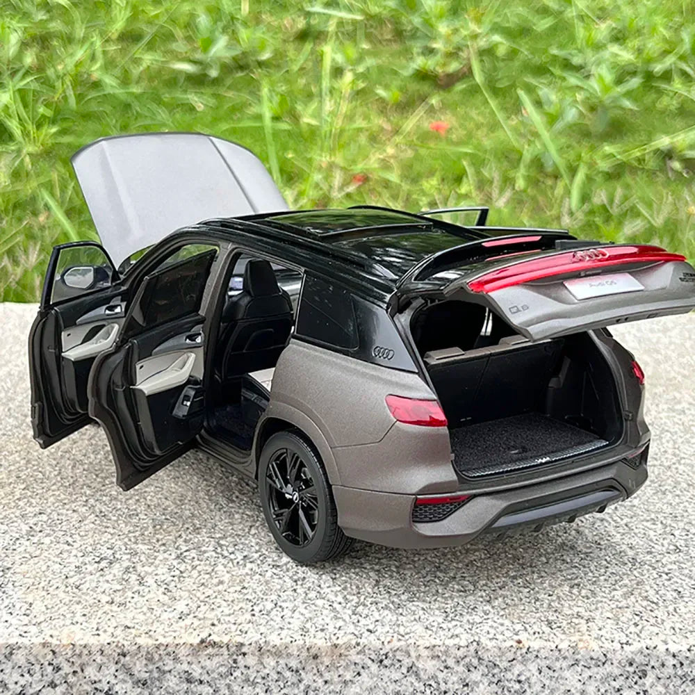 1: 18 Audi Q6 2022 Light Edition