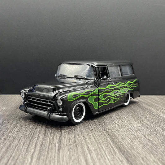 1:24 Chevrolet Suburban 1957
