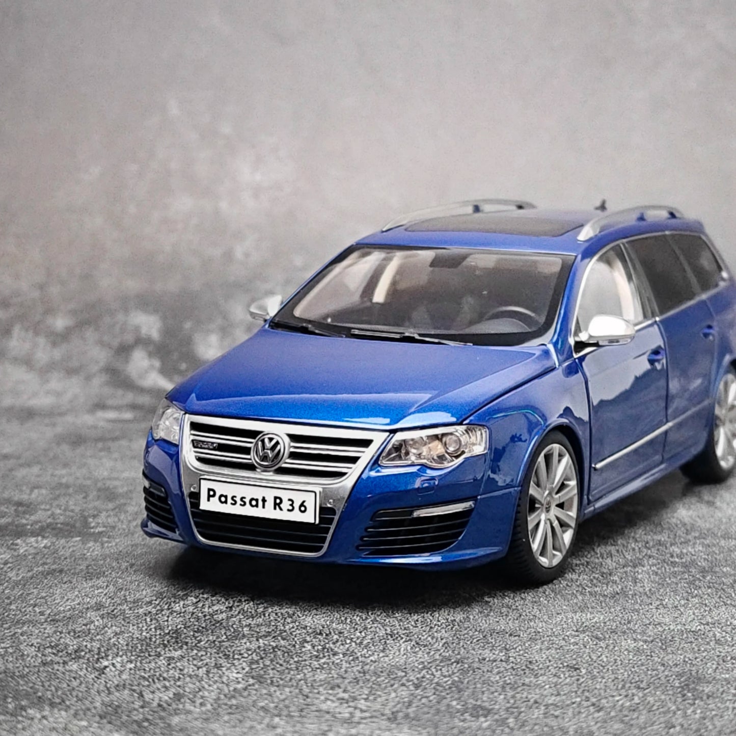 1:18 Volkswagen Passat Estate R36