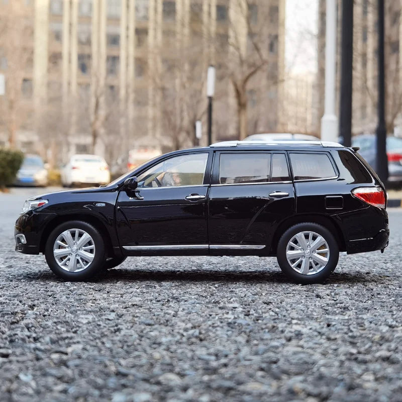 1:18 Toyota Highlander 2012