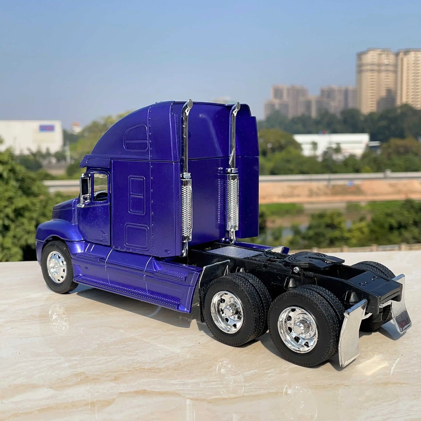 1:32 Freightliner Heavy Haul Tractor