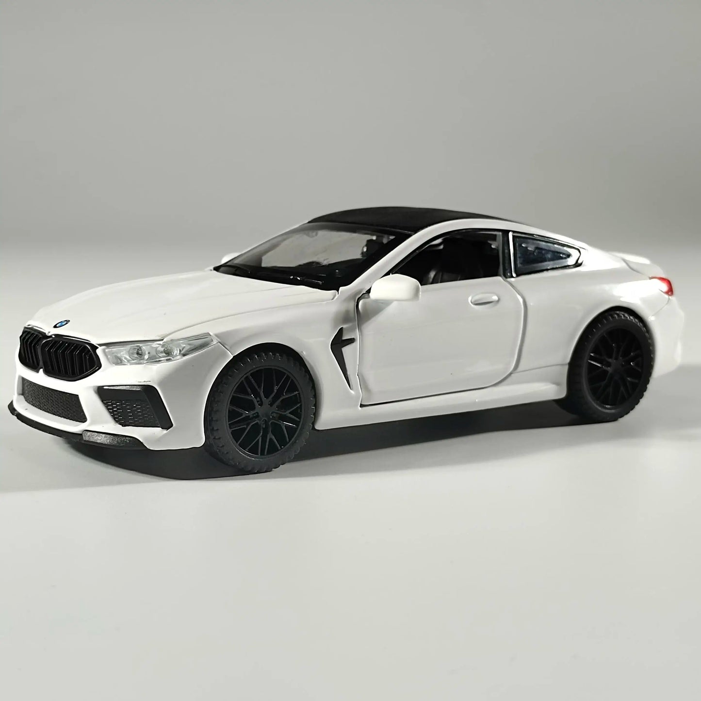 1:32 BMW M8