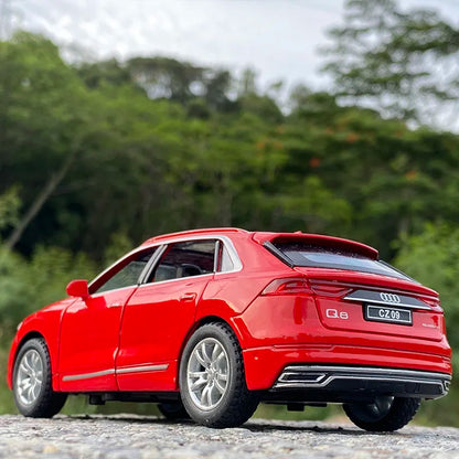 1:32 AUDI Q8