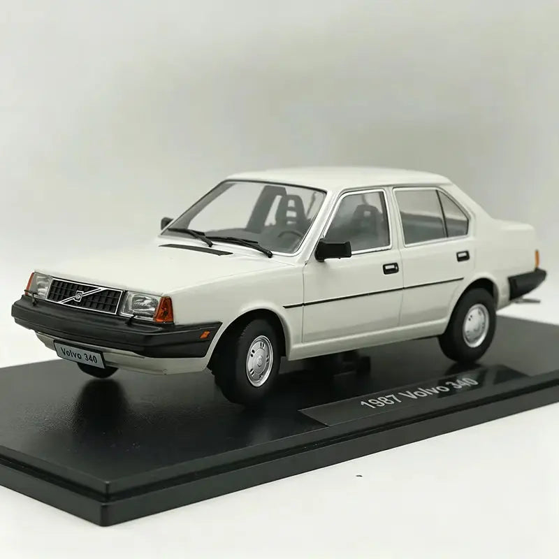 1:18 Volvo 340