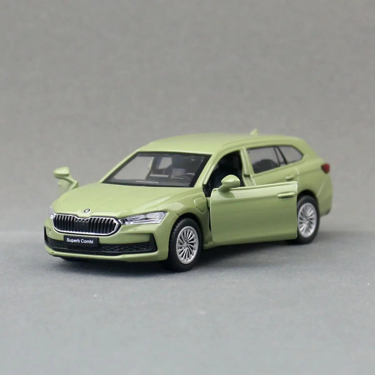 1:43 SKODA SUPERB Combi IV