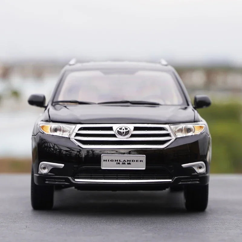 1:18 Toyota Highlander 2012