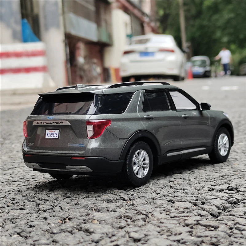 1:24 Ford Exploer XLT