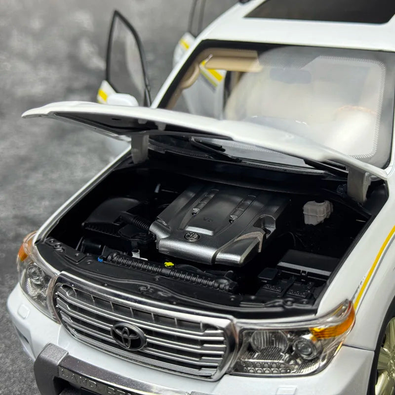 1:18 Land Cruiser LC200