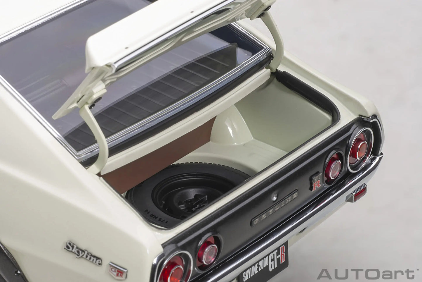 1:18  Nissan Skyline 2000 GT-R (KPGC110)