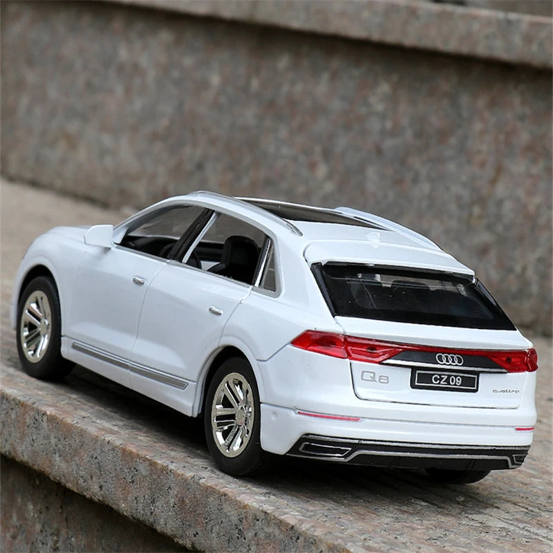 1:32 AUDI Q8