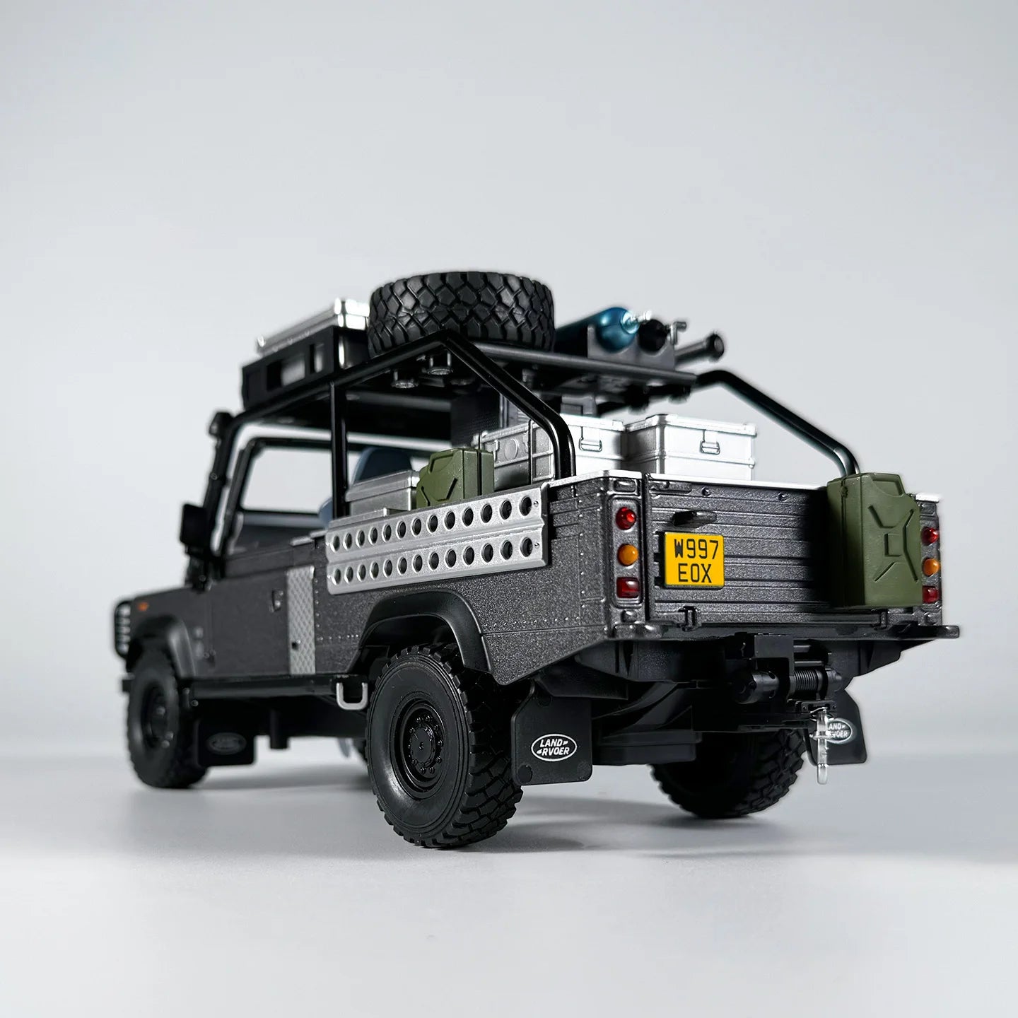 1:24 Land Rover Defender Camel Trophy