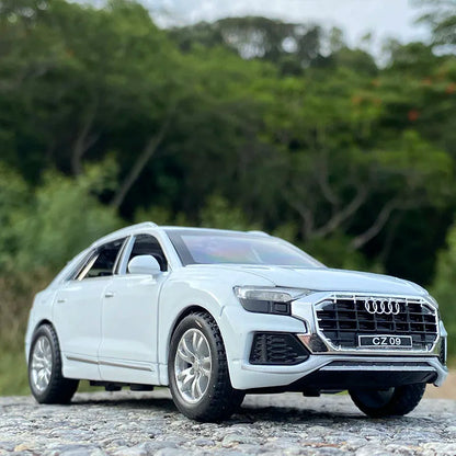 1:32 AUDI Q8